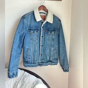 SOLD- 🍒 Levi’s Men’s Sherpa Trucker Jacket